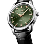 Dettaglio del quadrante verde dell’orologio Longines Conquest Heritage L16504022 che mostra lancette sottili rosa, indici a bastone in rilievo e datario integrato.